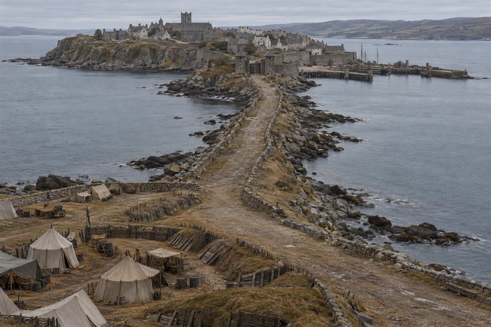 The Town Shut on a Wednesday &mdash; Chapter XI &middot; The Pass